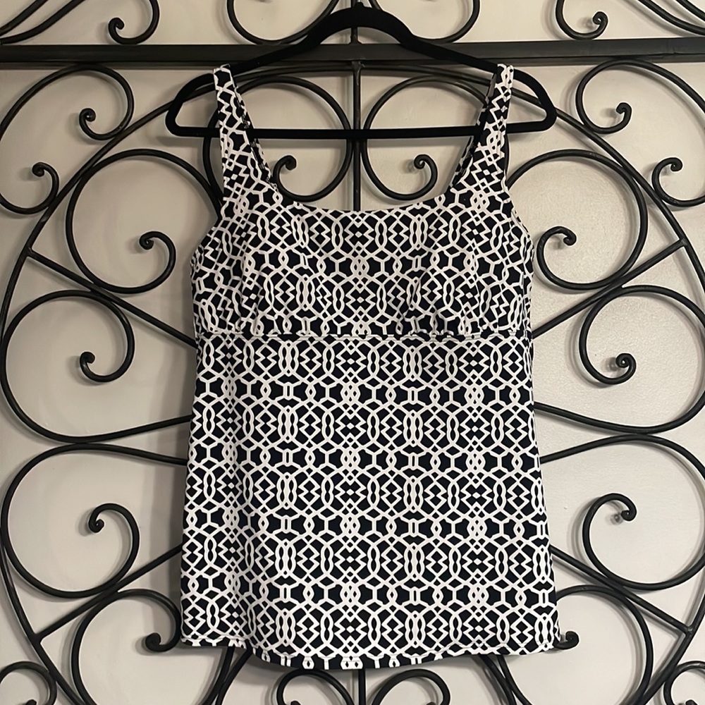 Lands’ End Tankini Swim Top. Black & white design. NWOT Size 14L ☀️SALE 🔥😎🔥